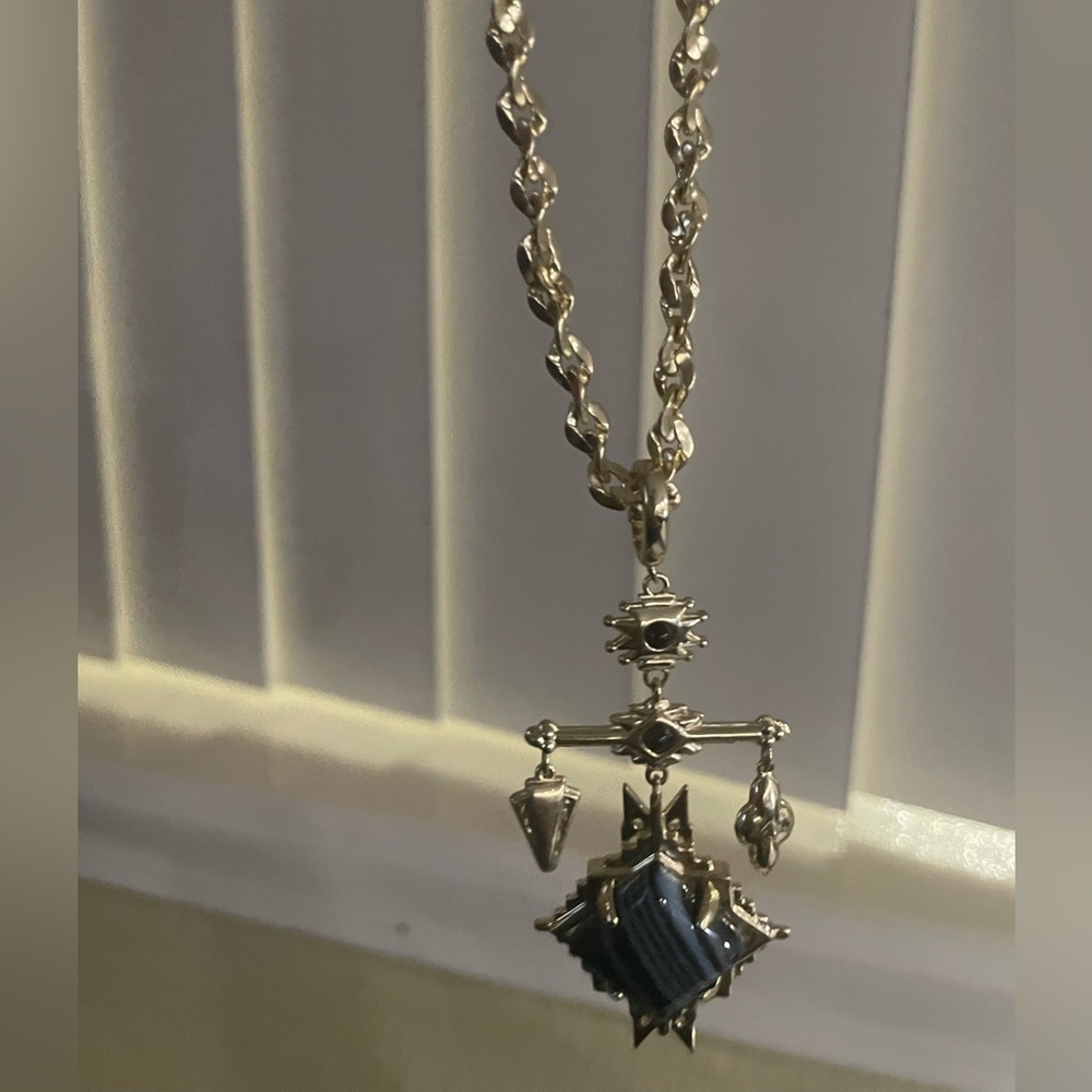 Elegant Gold Pendant Necklace